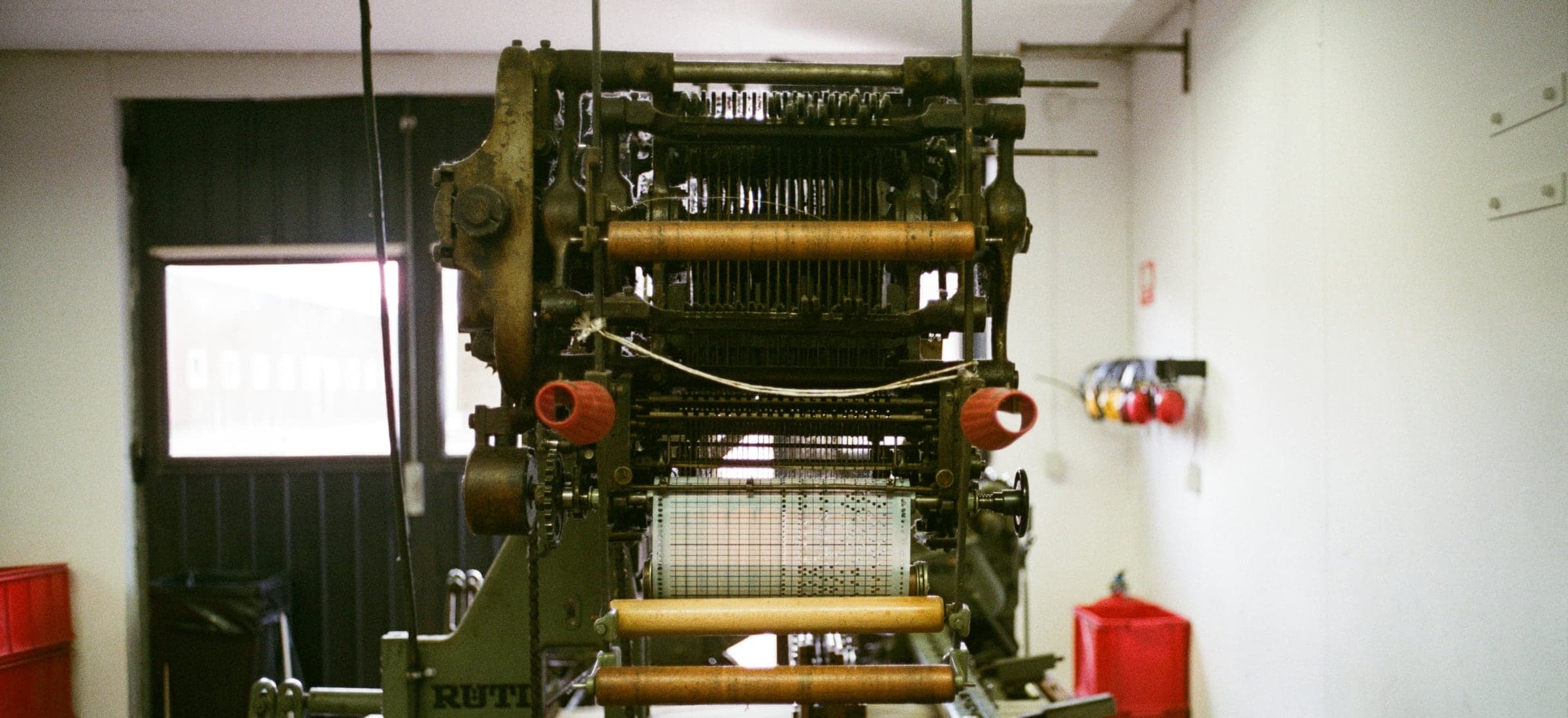 Industrial loom machine with threads and rollers